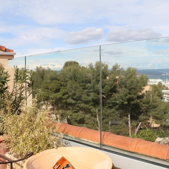 Installation d'un garde-corps en verre et inox, alu  pour une terrasse à Hyeres