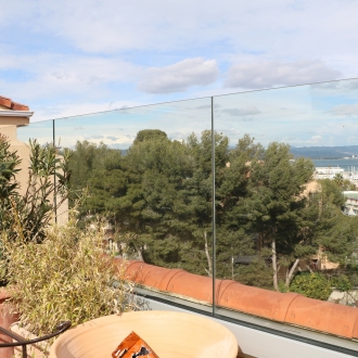 Installation d'un garde-corps en verre et inox, alu  pour une terrasse  Hyeres
